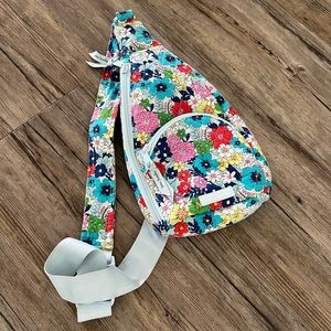 Vera Bradley small Sling bag/purse! Floral print! Very good used condition! 🌸